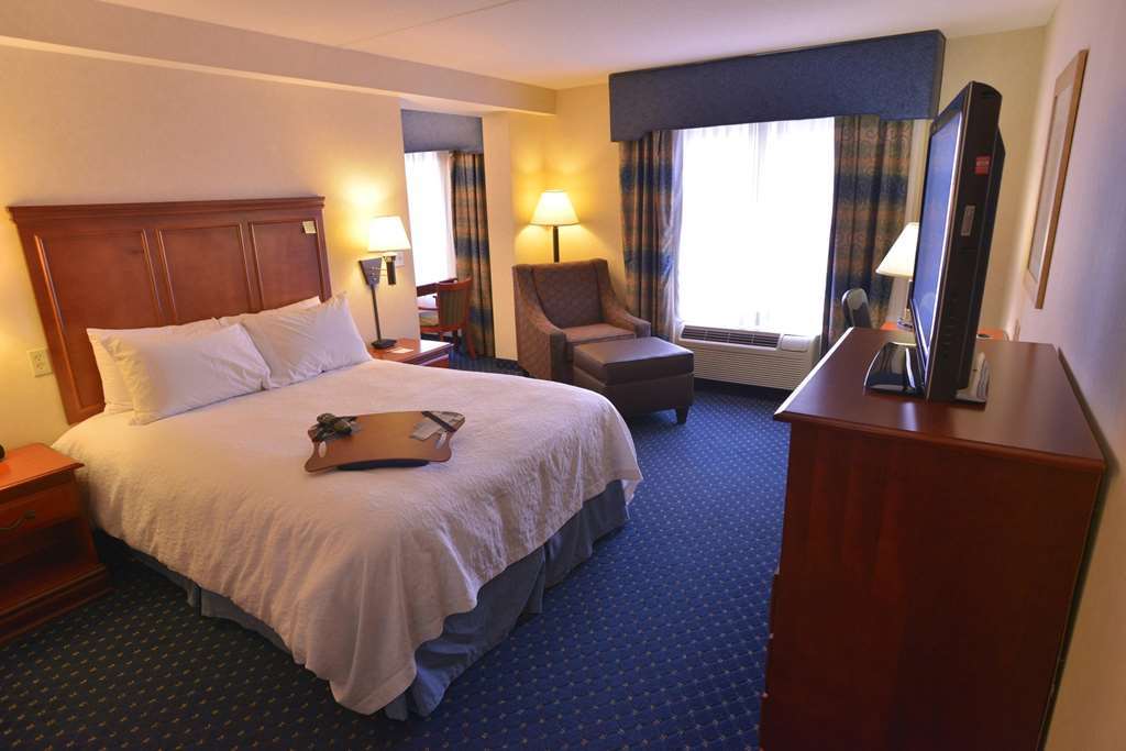 Hampton Inn Clifton Park Room photo